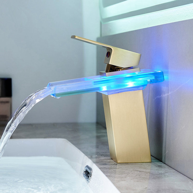 Robinet de salle de bain brossé à fixation sur le comptoir en or brossé, 3 couleurs à DEL, bec cascade, mélangeur d'eau chaude et froide, monotrou à une couleur, monté, eau, finition