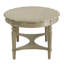 Table basse blanche antique avec étagère inférieure pour ranger des objets personnels, style traditionnel en bois, dans une maison modèle