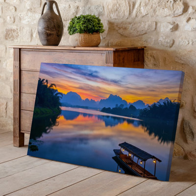 Toile, "Un paysage serein au coucher du soleil avec un lac tranquille reflétant"