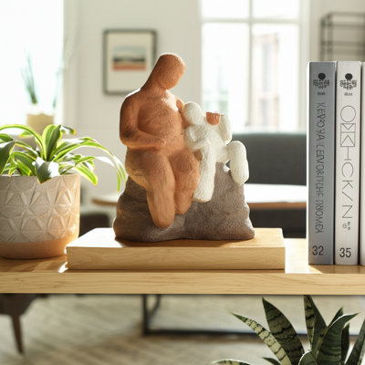 Figurine en résine de polyrésine de forme humaine dans une pose réfléchissante avec surface texturée inspirée des tendances décontractées de la décoration intérieure pour étagère contemporaine ou plateau de table