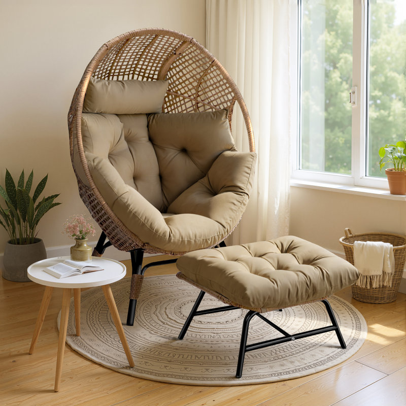 Fauteuil intérieur / extérieur en osier avec repose-pieds et coussins, Brun