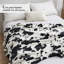 Jeté décoratif à imprimé vache-122943259-122943255