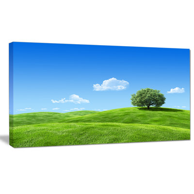 «Calm Meadow with Single Tree», reproduction de photo sur toile tendue