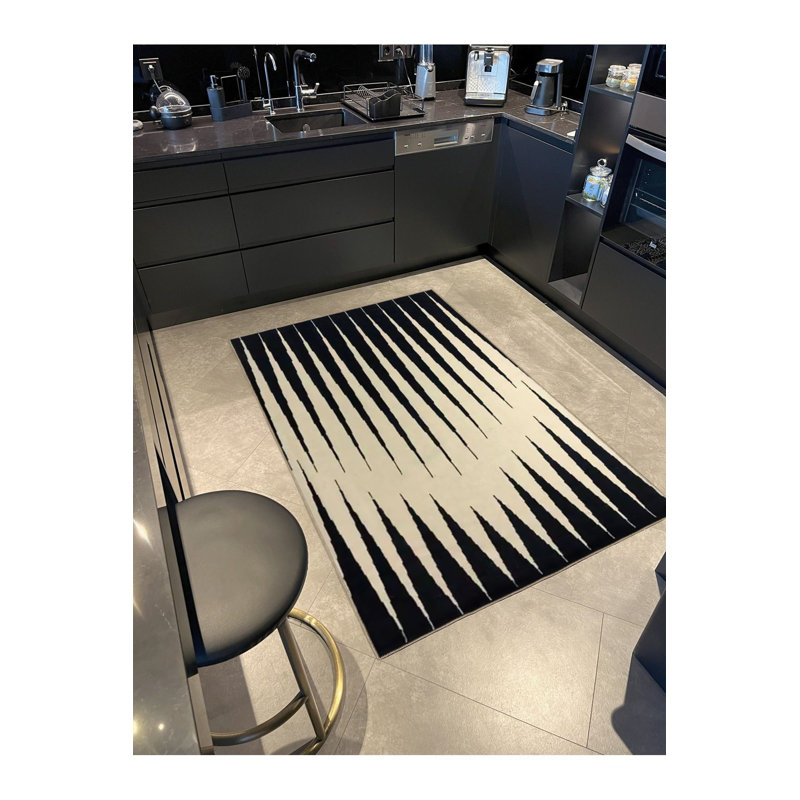 Tapis noir décoratif à motif géométrique triangulaire noir, Tapis de couloir 3 pi 3 po x 9 pi 10 po