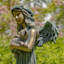 Ange tenant une statue de jardin chaton Magensium-141702593