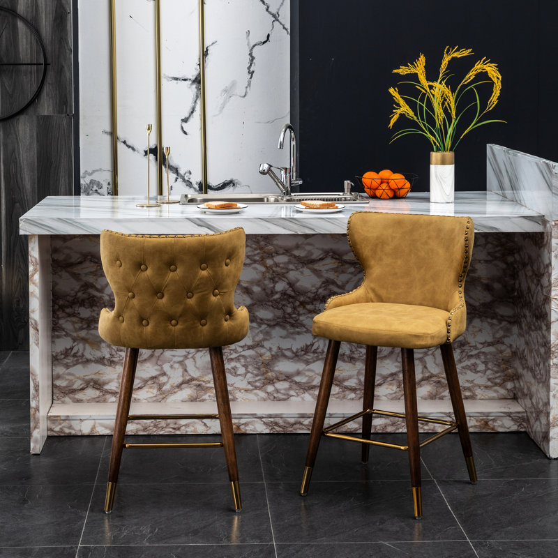 Tabouret de comptoir jaune de style Mid-Century moderne à 2 boutons, revêtement en tissu, garniture cloutée, paire de pieds en bois massif, siège incurvé, repose-pieds en métal