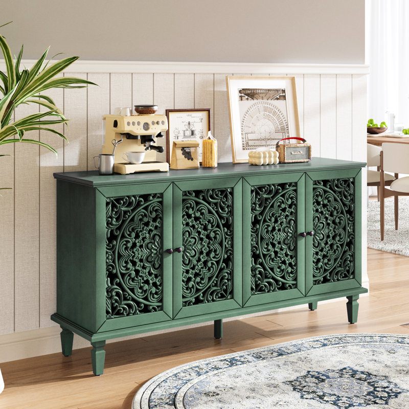 Buffet ancien de 152 cm (60 po) avec sculptures florales ajourées, pieds en bois massif et rangement polyvalent pour un style rustique. Options d'aménagement complexes pour les espaces salon et salle à manger.