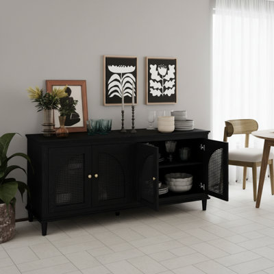 Ce buffet à quatre portes de grande capacité est doté de deux tablettes réglables et d'une finition texturée noire, ce qui le rend à la fois pratique et esthétique.