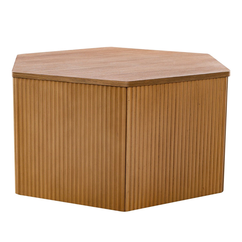 Table basse hexagonale moderne, grain naturel du bois, design élégant en bois massif avec cannelures latérales, usage polyvalent