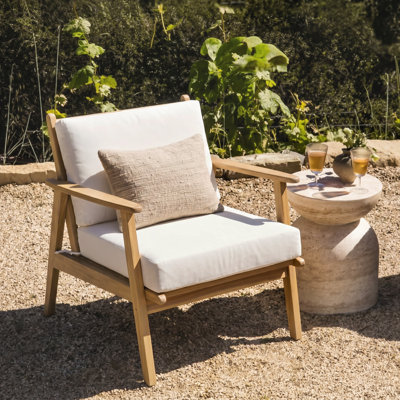 Chaise d'appoint d'extérieur en bois d'acacia Finlor Mid-Century avec coussins hydrofuges et accoudoirs ergonomiques