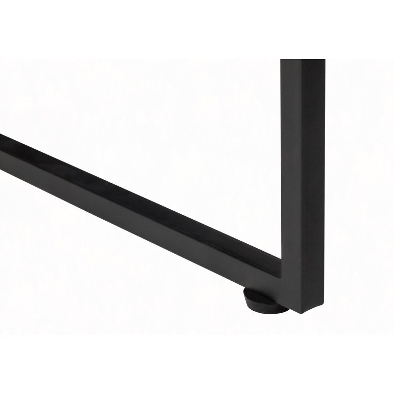 Étagère à 5 niveaux avec tablettes inclinées, finition aspect bois et cadre en métal noir mince pour des solutions de rangement modernes.