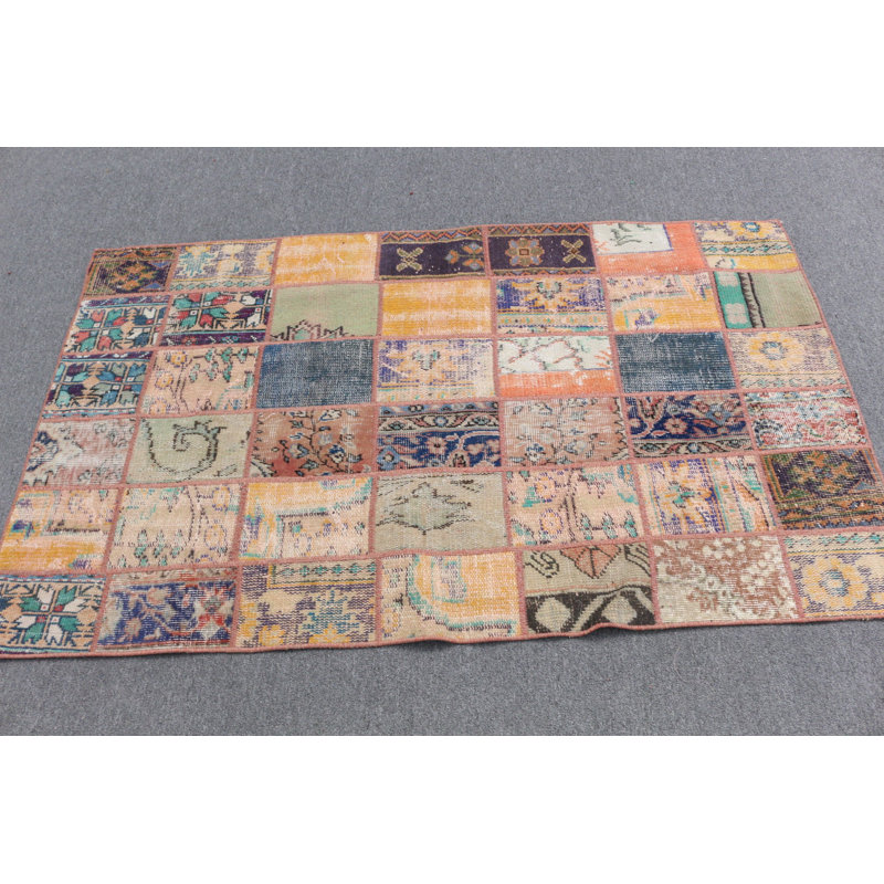 Le tapis bleu turc Oushak offre un design chic et patchwork idéal pour les espaces de bureau et les chambres à coucher