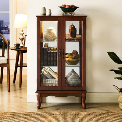 Vitrine au sol avec dossier en miroir et tablettes réglables en verre dans un espace de rangement en noyer