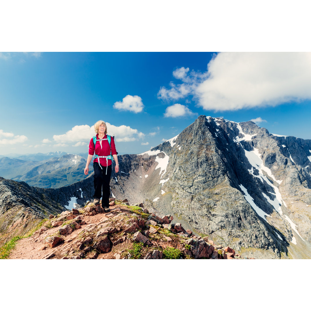 Bergsteigerin mit Blick auf den Ben Nevis, Schottland