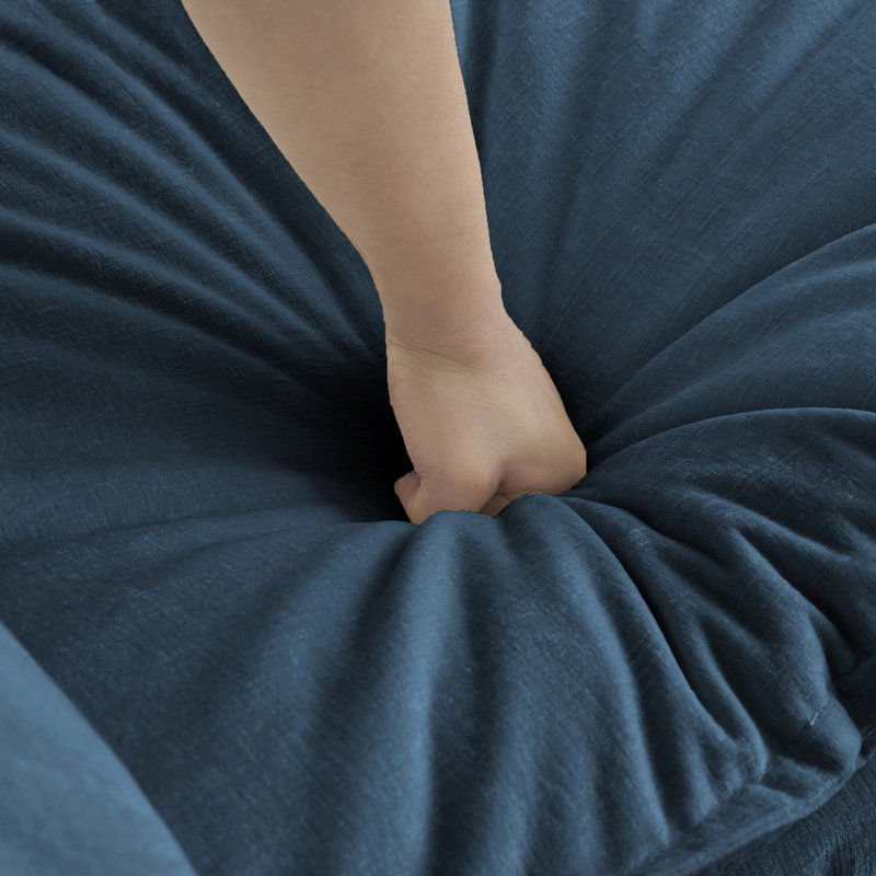Le repose-pieds bleu en chenille, rempli de mousse, rehausse le confort de vie en bois de chenille, ajoutant de la fonctionnalité à votre maison