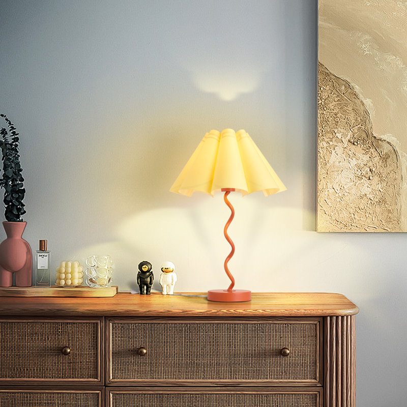 Lampe de table spirale orange 21,25 po avec abat-jour plissé festonné, Jaune, Orange