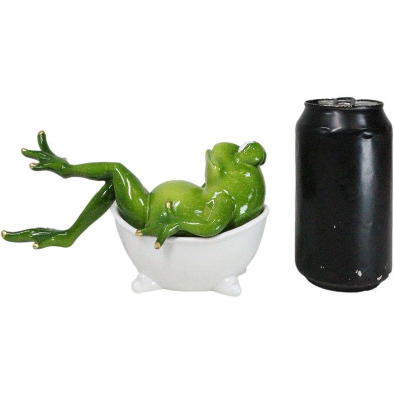Figurine grenouille avec clous trempés dans une baignoire