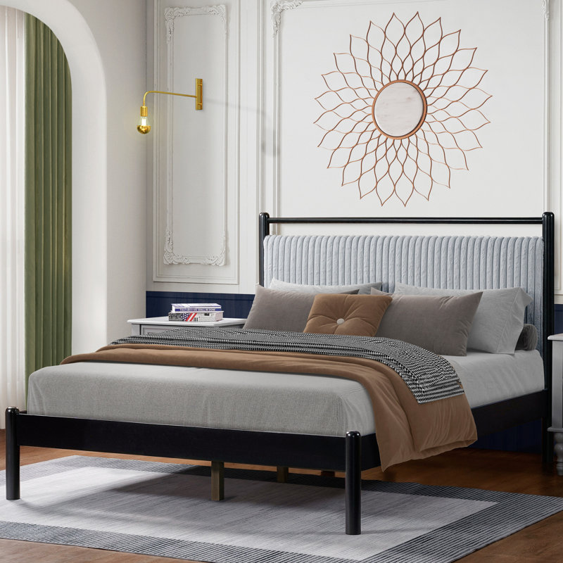 Grand lit à panneau avec tête de lit moelleuse et moelleuse, bois noir, système silencieux, répartition uniforme du poids, structure de mobilier de chambre à coucher et finition grise, pieds moyens, capacité de 800 livres, sommeil paisible