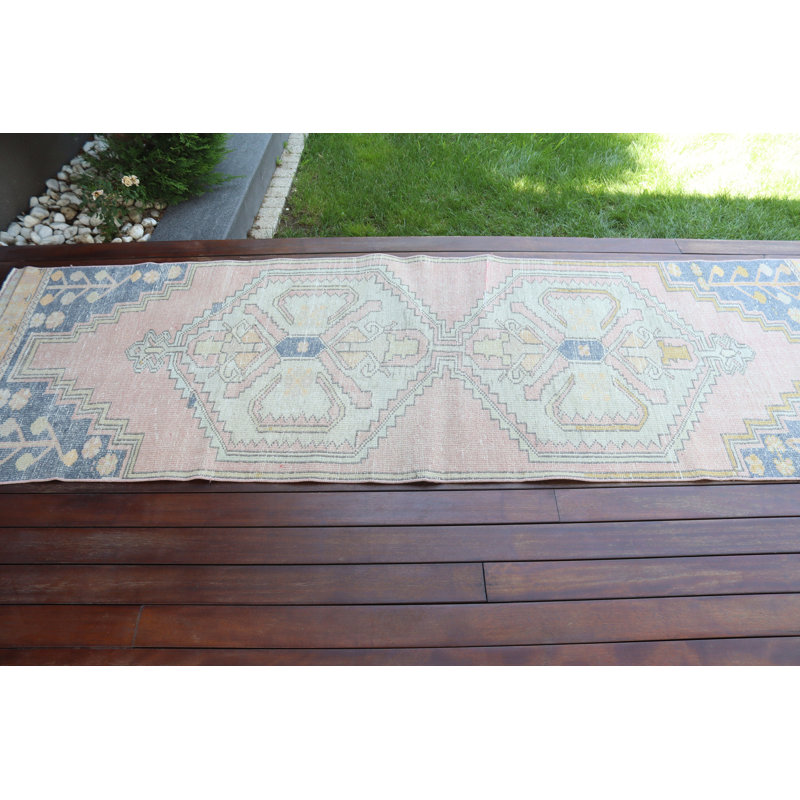 Tapis turc vintage fait à la main pour une ambiance chaleureuse et chaleureuse dans un salon ou une chambre à coucher