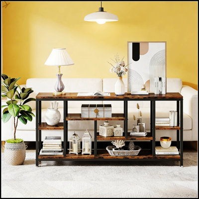 Jolie table d'appoint industrielle avec charme rustique et rangement à plusieurs niveaux, parfaite pour un décor moderne et industriel.