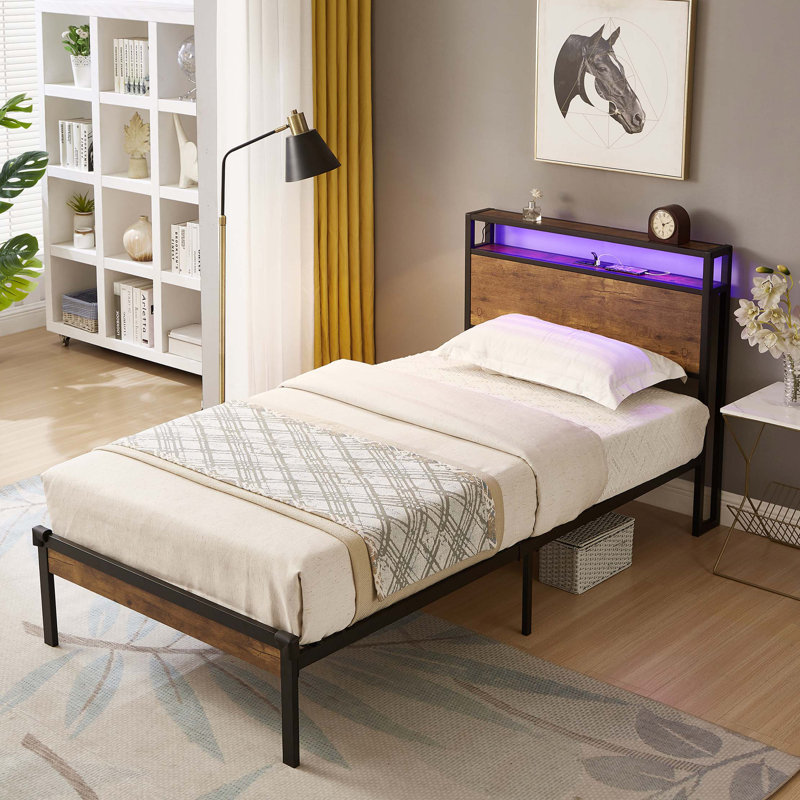 Base de lit plateforme simple en métal avec tête de lit et pied de lit en bois avec doublure USB, lumières DEL, pas de sommier, grand rangement sous le lit, assemblage facile