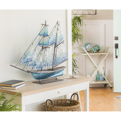 Voilier en métal avec voiles en mosaïque