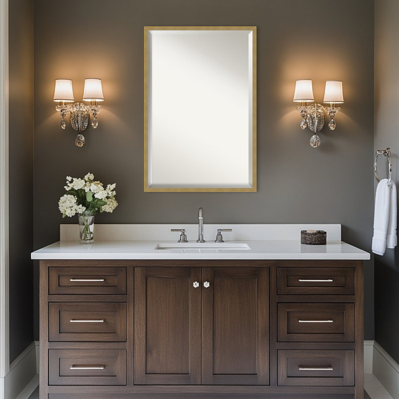 Miroir mural de salle de bain incliné en bois doré et biseauté Incline, 25,5 po x 37,5 po, Or foncé