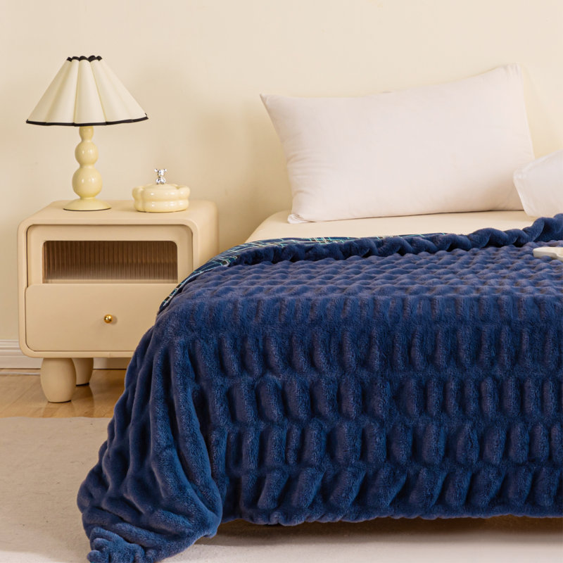 Plaid en fausse fourrure froncée avec un design réversible et une texture douce et soyeuse, Bleu très foncé