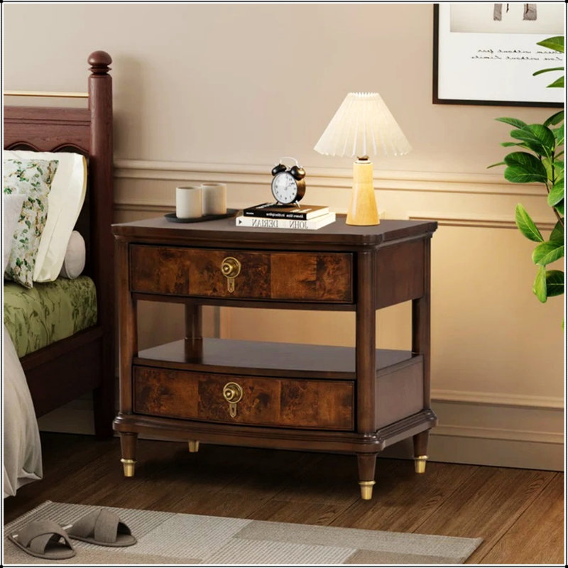Table de chevet de style traditionnel avec prise de courant, boutons ronds et pieds dorés pour un rangement élégant