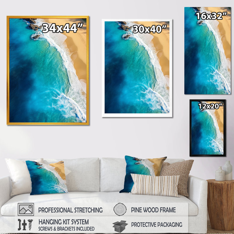 Vagues aériennes, plage, évasion II - art mural plage, Cadre flottant doré, H 44 po x l 34 po x P 1,5 po