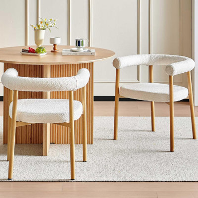 Ensemble de 4 chaises de salle à manger blanches, chaises modernes de cuisine ou de salon, revêtues de tissu et dotées de pieds en métal couleur chêne, chaises rondes de réception confortables pour la maison, le restaurant, la salle à manger ou le bistrot.