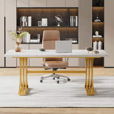 Bureau de direction moderne de 63 po, grand bureau d'ordinateur avec pieds en X élégants, poste de travail en faux marbre, mobilier de bureau pour la maison