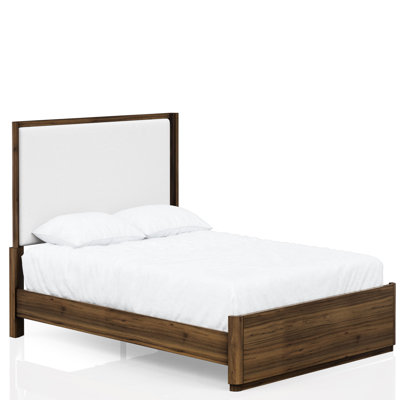 Grand lit en noyer avec tête de lit tapissier et structure robuste pour une bonne nuit de sommeil