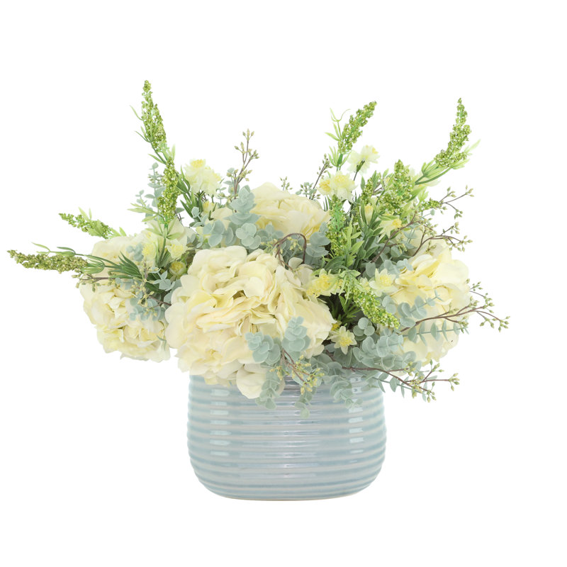 Centre de table printanier avec hortensias, eucalyptus et bruyère