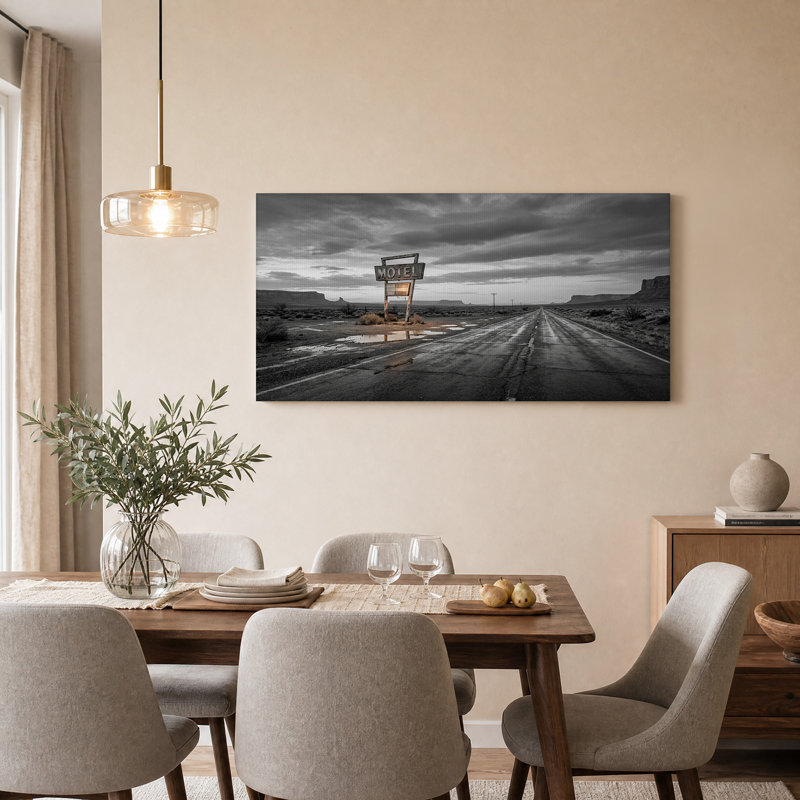 Panneau de motel noir et blanc sur une route désertique - Toile murale, 58“W x 28”H