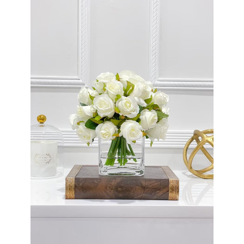 Roses avec fleurs artificielles dans un vase