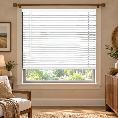 Store vénitien horizontal sans cordon en vinyle blanc de 21 po de largeur x 36 po de longueur, avec lamelles perforées en forme de C pour filtrer la lumière; idéal pour les chambres, les salles de bain et les bureaux.