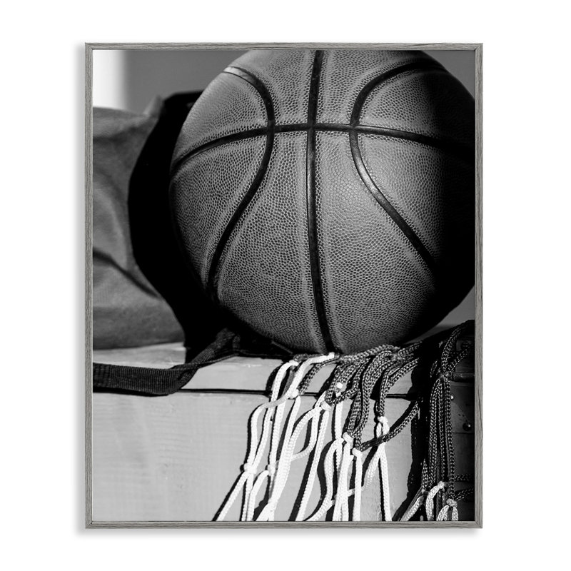 «Basketball Sport Still Life», estampe numérique encadrée par Daphne Polselli, Estampe numérique Farmhouse, H 30 po x l 24 po