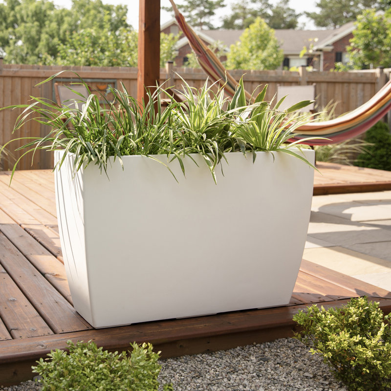 Grand pot de fleurs rectangulaire à arrosage automatique 36 pouces Mayne Kobi, Blanc