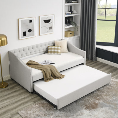 Lit de jour simple avec couchette, tissu d'ameublement beige, dossier à boutons et accoudoirs cloutés en cuivre, montre