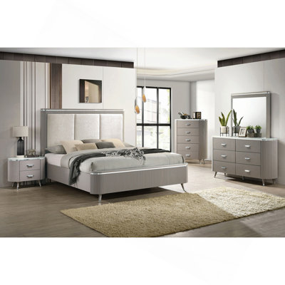 Meuble de chambre unique de style contemporain en pierre de culture sur un dessus à queue d'aronde anglaise avec poignées en chrome et pieds en angle au fini gris clair