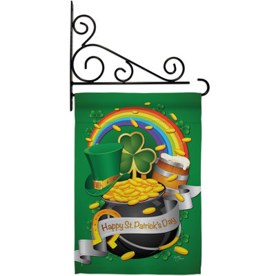 La fête de la Saint-Patrick est faite de polyester décoratif à 2 faces de 19 x 13 po. Ensemble de drapeaux