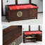 Banc de rangement oriental traditionnel en bois massif avec décoration et coussin en laiton