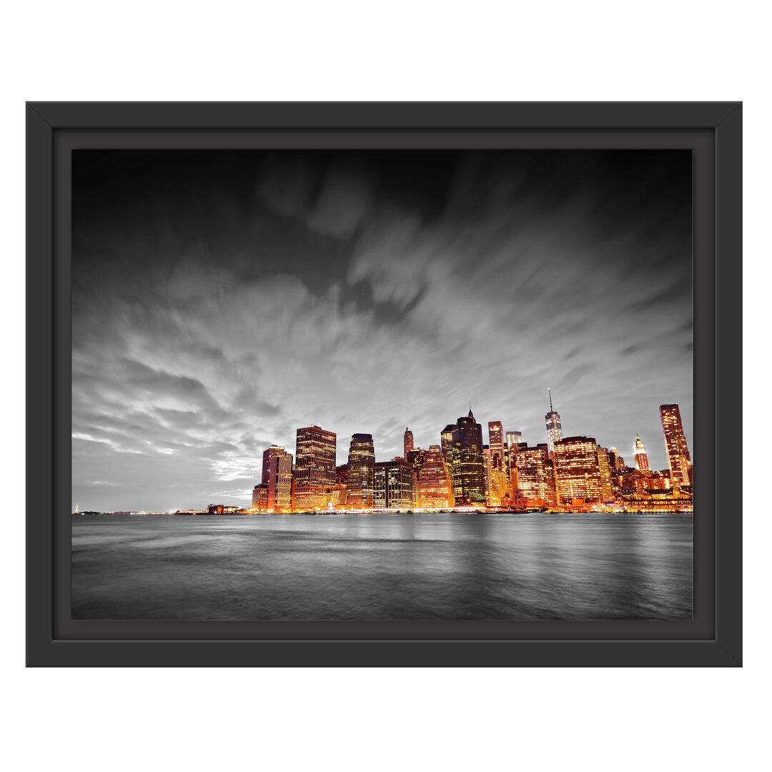 Gerahmtes Wandbild Skyline von New York bei Nacht