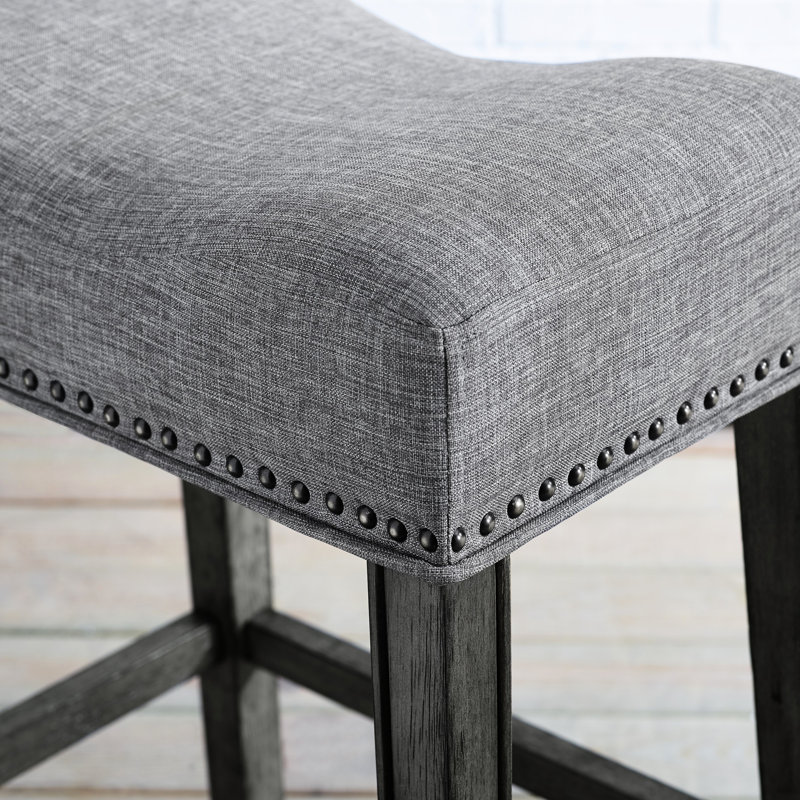 Tabouret de bar 29 po sans dossier 29 po, gris. Fabriqué en bois avec grain vieilli. Revêtu de gris. Moderne pour un usage domestique. L 18 po x P 13 po x H 29 po. Assemblage requis 2 Surface véritable. Contemporain