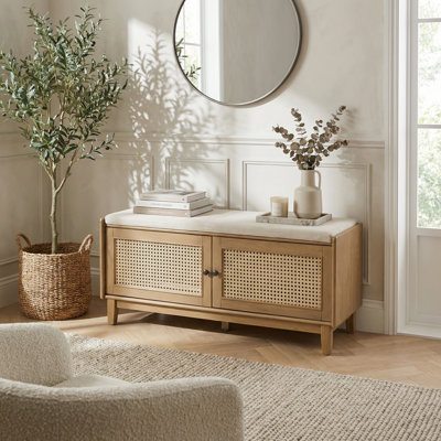 Banc de rangement en rotin de style bohémien avec siège rembourré et portes doubles pour l'organisation du couloir ou du salon