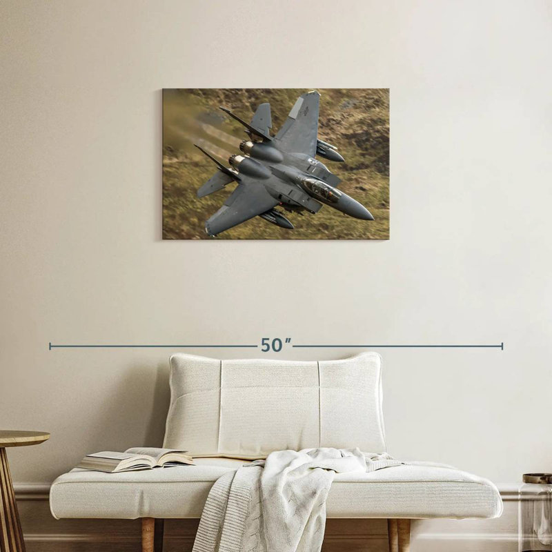 Avion militaire Mait en vol, H 20 po x l 30 po