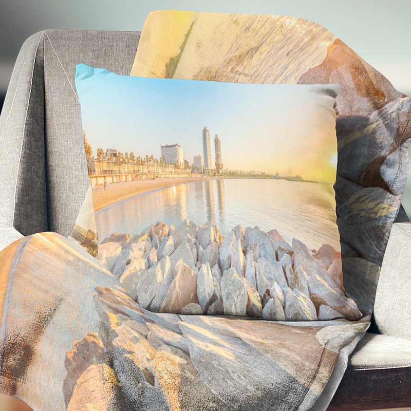 Plage de la plage de Barcelone à Barcelone - Coussin à imprimé paysage, 18 po x 18 po