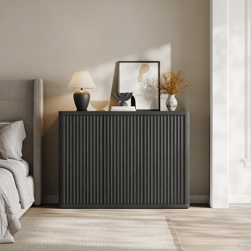 Buffet Cesiro l 46,65 po avec 3 portes cannelées et tablettes réglables, Aulne gris foncé