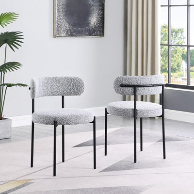 Ensemble de 2 chaises de salle à manger en tissu bouclé gris, style contemporain, structure en métal noir mat et siège mi-ferme. Assemblage simple requis. Pieds de chaise rembourrés.